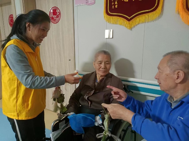 图片包含 小孩, 站, 年轻, 游戏机描述已自动生成