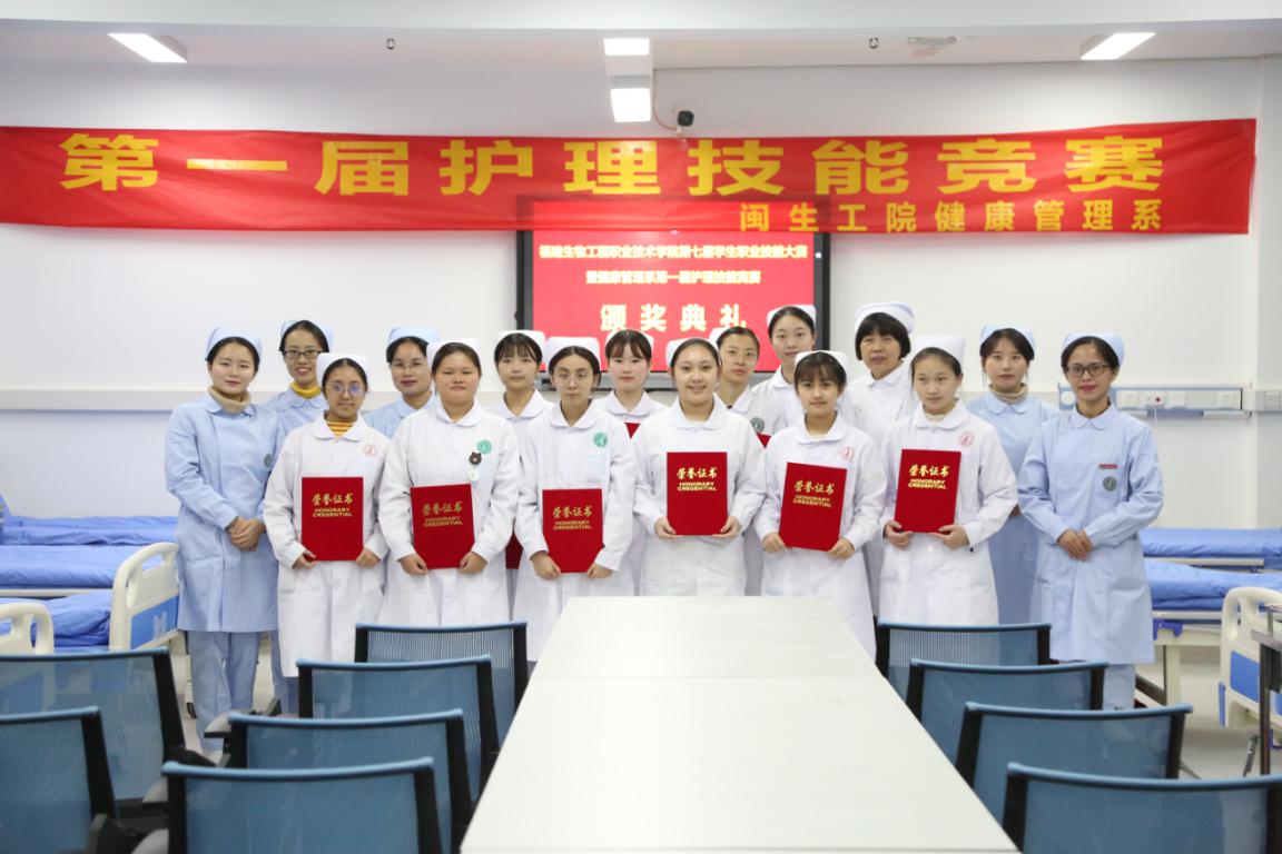 参赛选手与评委合影留念