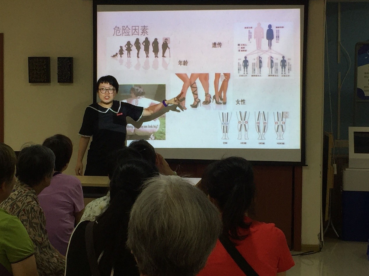 许若晴老师做《天冷“膝”先知——膝骨性关节炎的防护》讲座.jpg