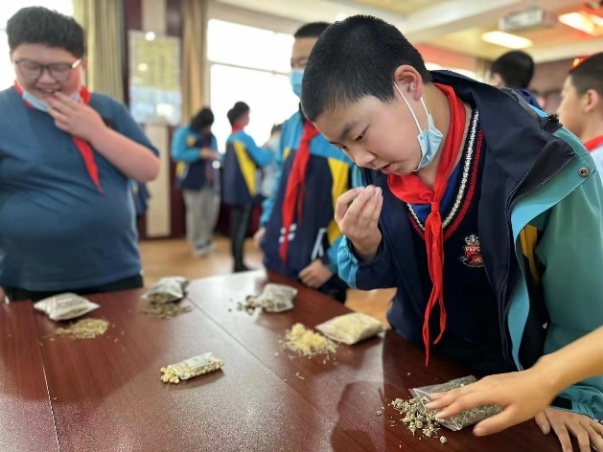 小孩们在桌子边低可信度描述已自动生成