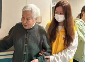 女人拿着手机中度可信度描述已自动生成