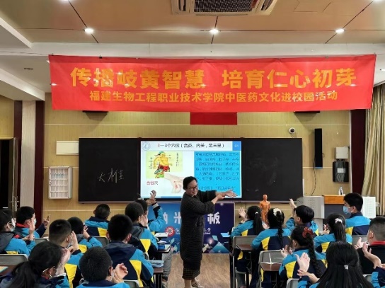一群人在台上演讲描述已自动生成