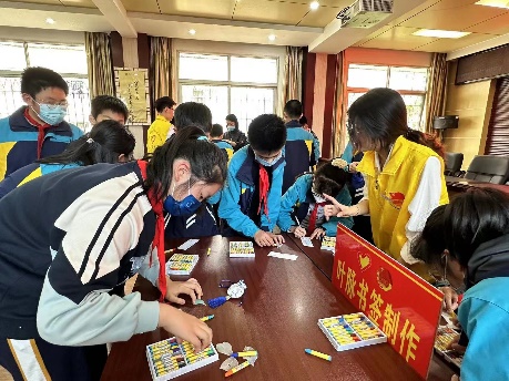 一群小孩在桌子上中度可信度描述已自动生成