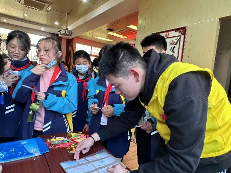 一群小孩正在切蛋糕中度可信度描述已自动生成