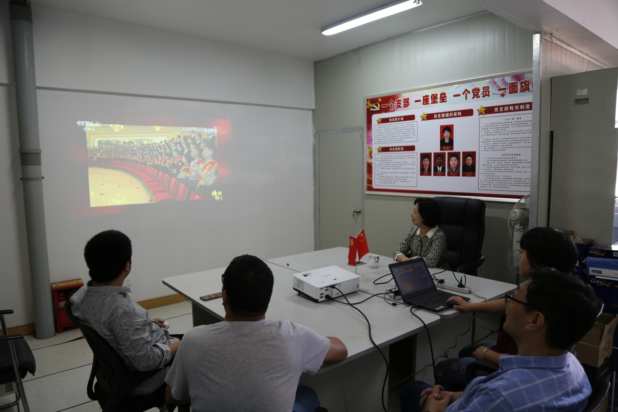 说明: H:\yjf工作文档20191021\教学教辅总支工作文档20191008\第四支部\2019年\20190918开展“不忘初心、牢记使命”主题教育\20191022早9点《榜样4》观看\pic\262A7684.JPG