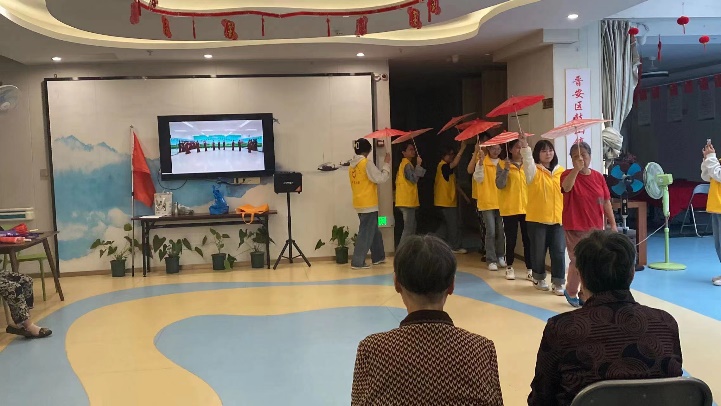 人们在看台上的人在房间里低可信度描述已自动生成