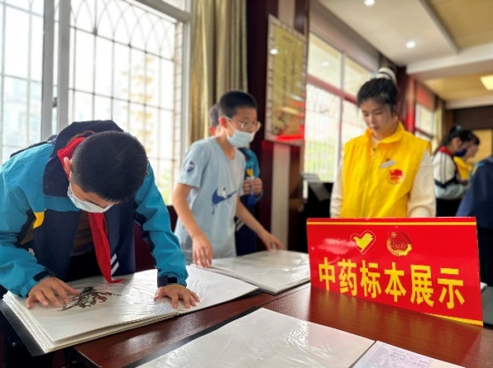 几个人在桌子前描述已自动生成