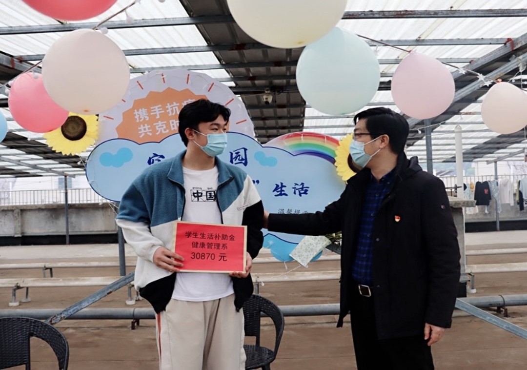 戴帽子的人在街道边走低可信度描述已自动生成 戴帽子的人在街道边走低可信度描述已自动生成