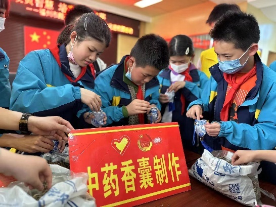 小孩们在玩耍中度可信度描述已自动生成