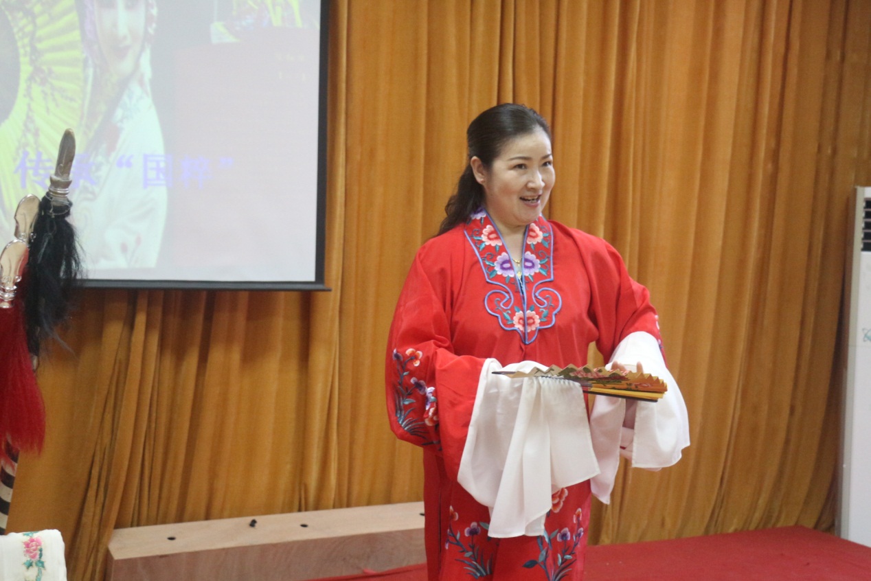 说明: H:\yjf工作文档20190916\教学教辅总支工作文档20190925\第四支部\2019年\20190918开展“不忘初心、牢记使命”主题教育\9.17戏曲\IMG_0574.JPG