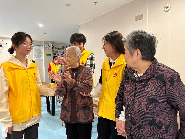 小孩们站在一起中度可信度描述已自动生成