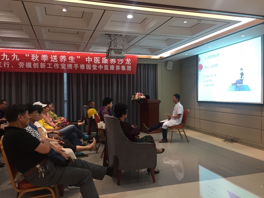 潘泳鸿老师进行教学示范.jpg