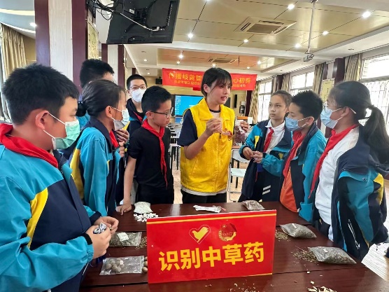 一群人在餐厅里中度可信度描述已自动生成