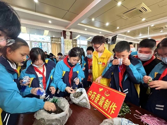 图片包含 游戏机, 女人, 年轻, 房间描述已自动生成