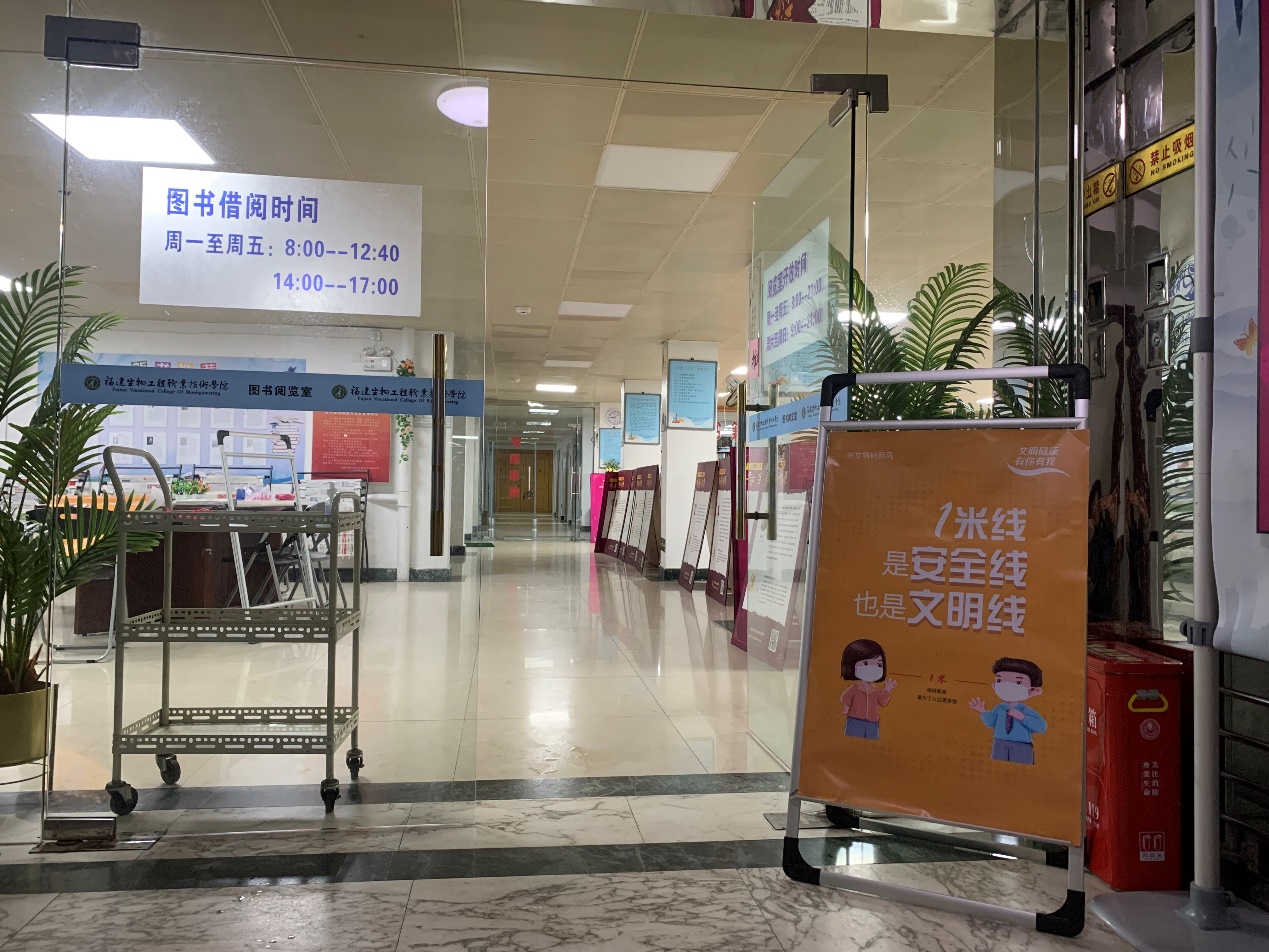 商店的玻璃门描述已自动生成