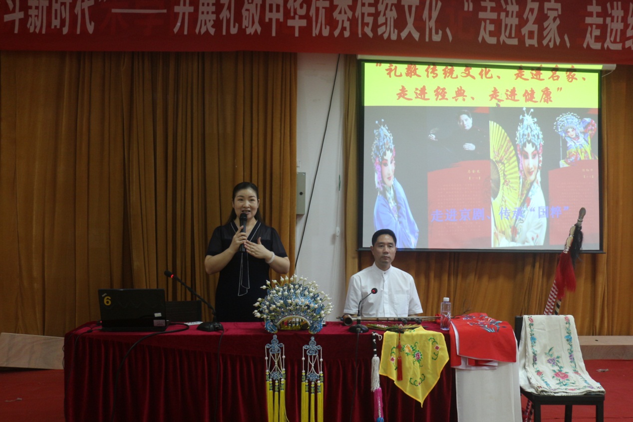 说明: H:\yjf工作文档20190916\教学教辅总支工作文档20190925\第四支部\2019年\20190918开展“不忘初心、牢记使命”主题教育\9.17戏曲\IMG_0497.JPG
