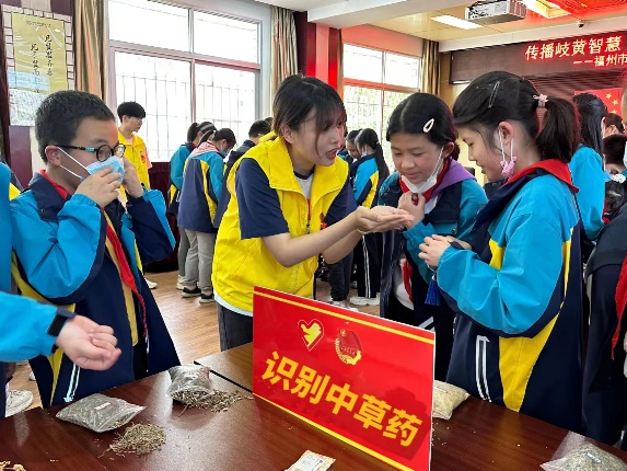 小孩们在吃东西的一群人描述已自动生成