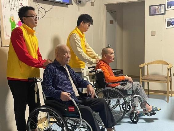 人骑着摩托车中度可信度描述已自动生成