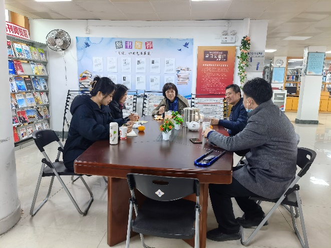一些人在桌子前低可信度描述已自动生成