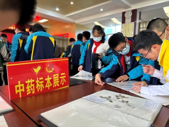 一群人在桌子前描述已自动生成