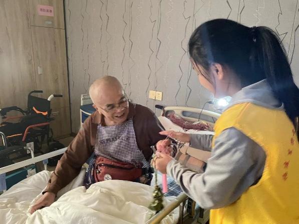 图片包含 人, 室内, 年轻, 男孩描述已自动生成