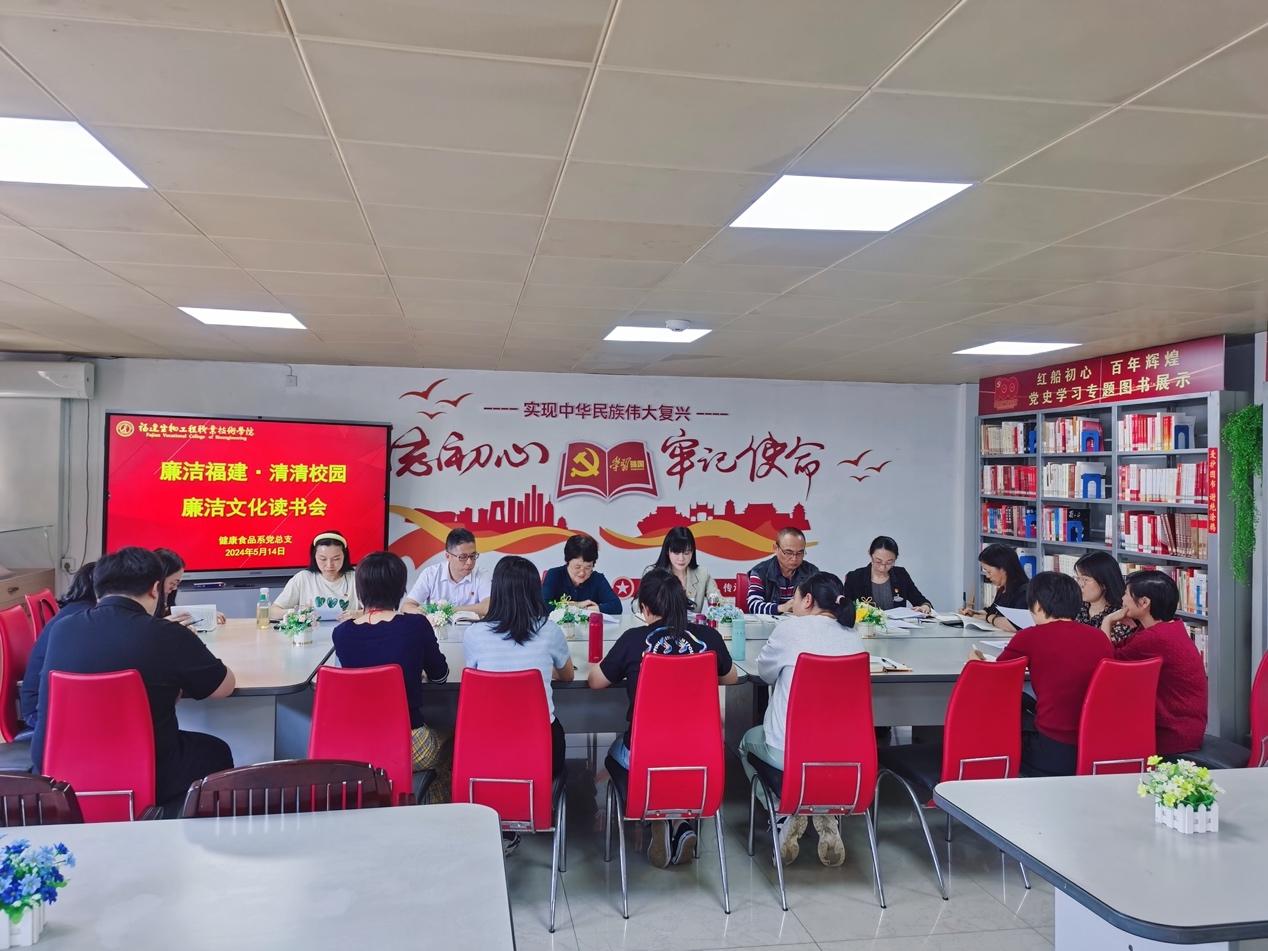 一群人在餐厅里 中度可信度描述已自动生成