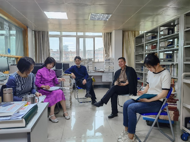 一群人围坐在桌子旁中度可信度描述已自动生成