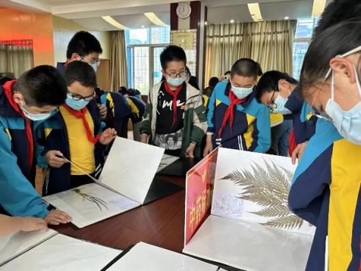 图片包含 游戏机, 房间, 年轻, 桌子描述已自动生成