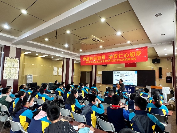 许多人在餐厅里中度可信度描述已自动生成